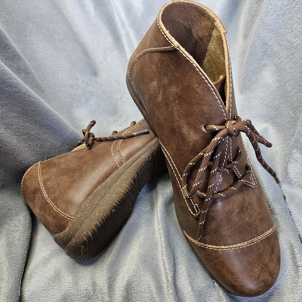 b.o.c. (Børn) Sabelle lace-up brown Nubuck Bootie NWOT; flat heel, women's 8.5